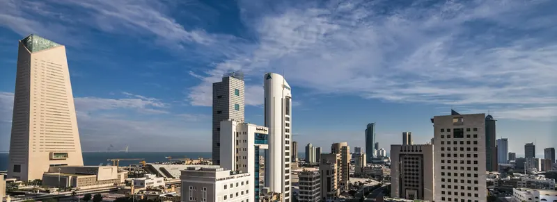 مبانٍ وشوارع في منطقة شرق بمدينة الكويت.